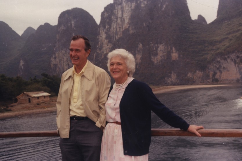 1985年老布什及夫人游览芦笛岩